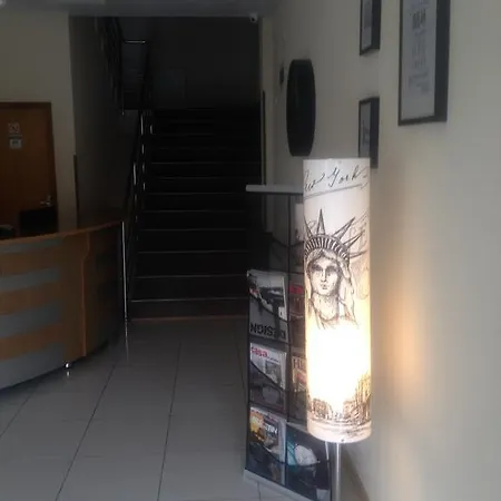 Artmotel & Bistro בית הארחה Haţeg