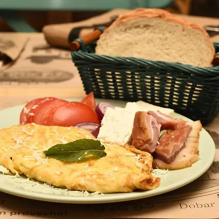 Artmotel & Bistro בית הארחה Haţeg